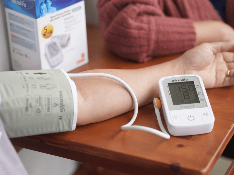 tư thế đo huyết áp, cách đo huyết áp ở tư thế chuẩn, đo huyết áp ở cánh tay