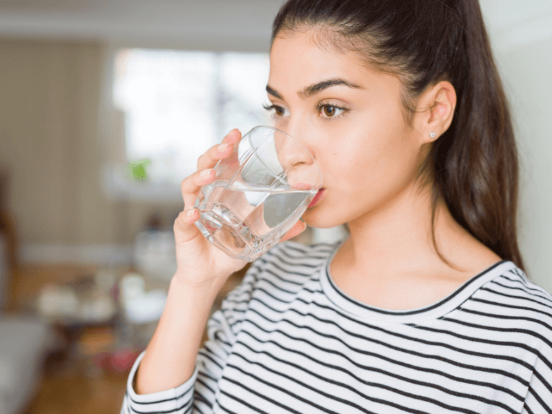 Huyết áp thấp nên ăn gì?, uống đủ 2 lít nước, tránh mất nước