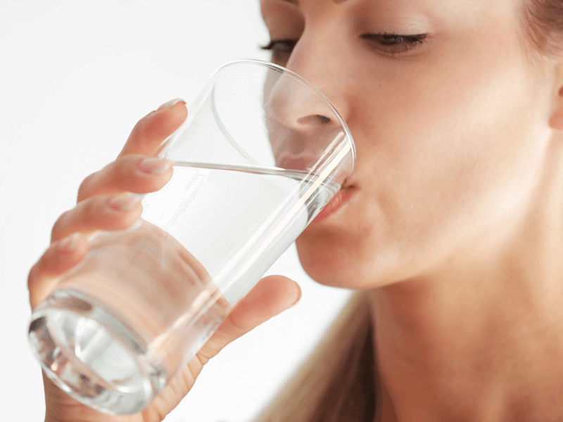 Biện pháp để ngăn ngừa tụt huyết áp sau khi ăn, Uống nước trước khi ăn