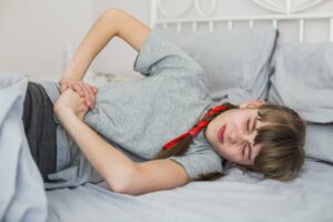 Sốt co giật là một tình trạng khá phổ biến ở trẻ nhỏ, gây lo lắng và bất an cho các bậc phụ huynh. Đây là một triệu chứng thường gặp trong quá trình trẻ phát triển và nếu được xử lý đúng cách, sốt co giật thường không gây hại lâu dài cho sức khỏe của trẻ.