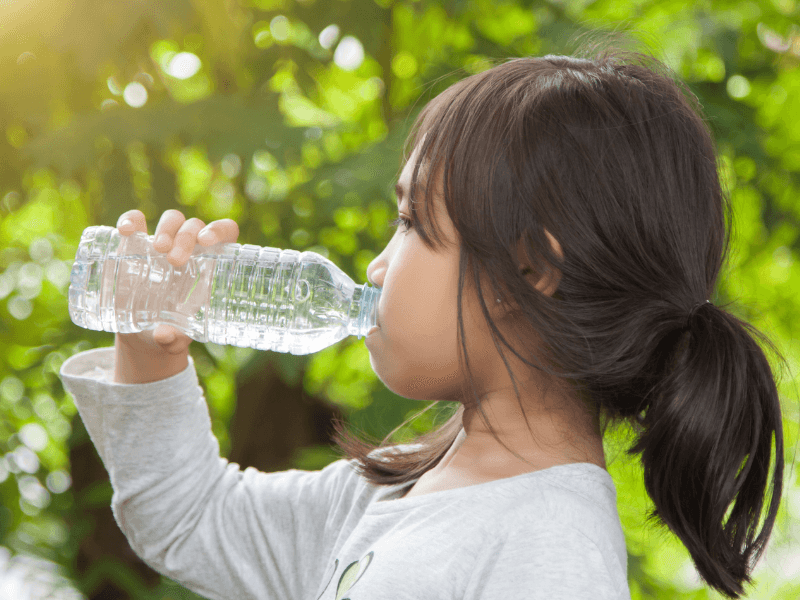 Đảm bảo trẻ được bổ sung đủ nước