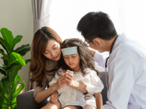 Sốt virus ở trẻ em: Triệu chứng, cách điều trị và phòng ngừa